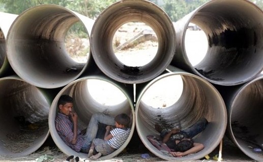 Chui ống cống trốn nắng nóng kỷ lục 51 độ C Nhiều người phải trú trong ống cống để tránh cái nóng gay gắt ở Ấn Độ (Nguồn: EPA).