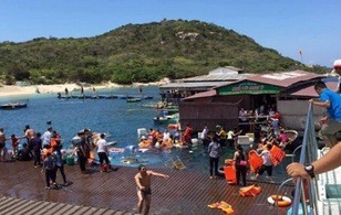 Tử vong vì kiệt sức sau khi cứu nhiều người vụ sập bè nổi Cảnh hỗn loạn khi chiếc bè nổi trên vịnh Vĩnh Hy bị chìm khiến 2 người chết. Ảnh bạn đọc cung cấp