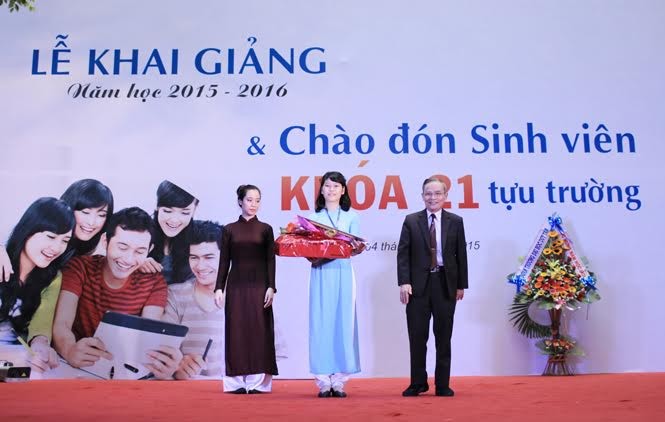 Học bổng đầu vào “khủng” ở ĐH Duy Tân - 2016 ĐH Duy Tân trao Học bổng Toàn phần (800.000.000 đồng/suất) cho Thủ khoa Nguyễn Thị Thanh đạt 28,25/30 điểm...