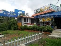 Chủ tịch thị trấn Tân Túc “vẽ ra” lỗi của chủ quán cà phê Xin Chào!? Khúc container (góc trái) mà chủ quán Xin Chào thuê xe chở đến đặt trên đất làm nơi chứa nồi niêu, ly tách