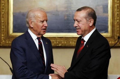 Vì sao Nga, Mỹ luôn muốn 've vãn' Thổ Nhĩ Kỳ? Phó Tổng thống Mỹ Joe Biden (trái) và Tổng thống Thổ Nhĩ Kỳ Erdogan tại cung điện Beylerbeyi, Istanbul, Thổ Nhĩ Kỳ năm 2014. Ảnh: Reuters