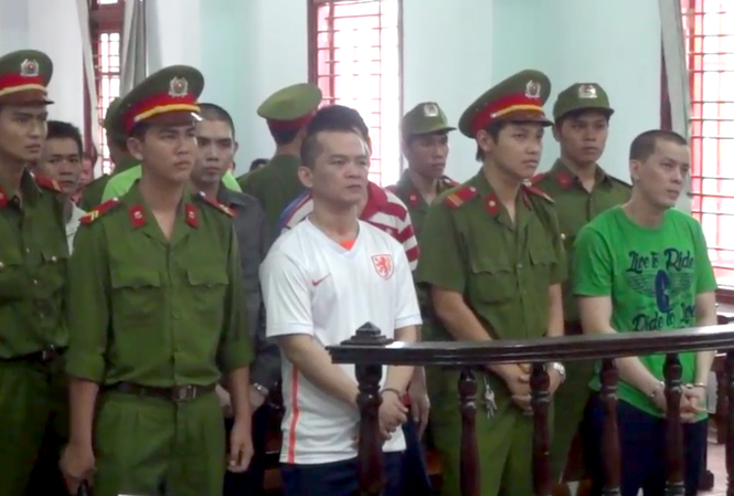 Trùm “xã hội đen” bị tuyên phạt 20 năm tù về tội giết người Hiền kháp (áo trắng) tại phiên tòa xét xử