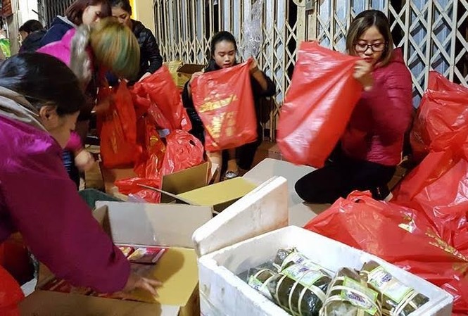 Giới trẻ mang Tết ấm đến người vô gia cư ở Hà Nội Chuẩn bị quà tết