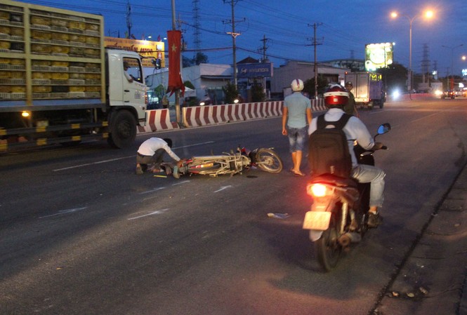 Xe khách biển số nước ngoài cán chết người Hiện trường tai nạn.