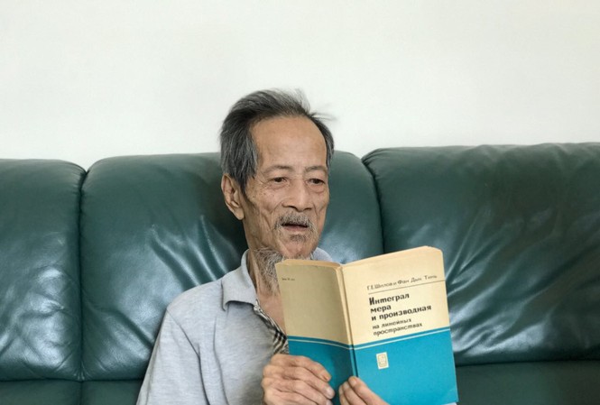PGS.TS Toán học Phan Đức Chính: Người Thầy của những tài năng toán học Việt Nam Thầy Phan Đức Chính với cuốn sách xuất bản tại Liên Xô từ năm 1967