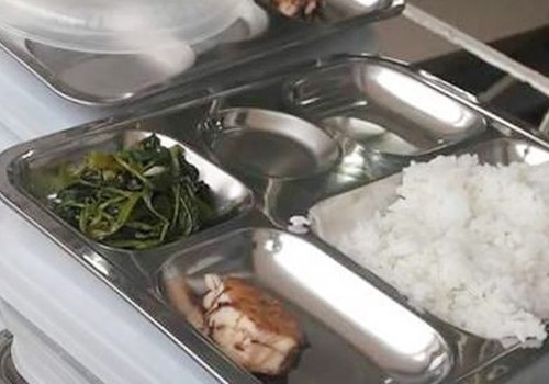 Bị tố 'cắt xén' bữa ăn của trẻ tiểu học, hiệu trưởng lên tiếng Suất cơm của trẻ tiểu học được đăng tải trên mạng xã hội.