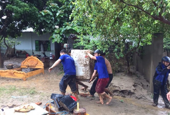 Lũ dữ tàn phá miền tây Yên Bái: 15 người chết và mất tích Lũ dữ tàn phá miền tây Yên Bái: 15 người chết và mất tích