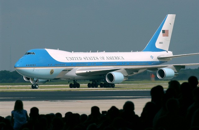 Lí giải chuyện không lực chở Tổng thống Trump bay ngược vào TPHCM trước khi ra Hà Nội Chuyên cơ Không Lực Một chở Tổng thống Donald Trump tới Hà Nội (ảnh: AFP)