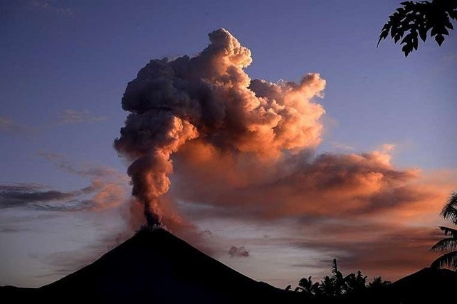 Quên magma đi, đây mới là thứ nguy hiểm nhất từ núi lửa Những cột tro bụi có thể cao tới vài km.