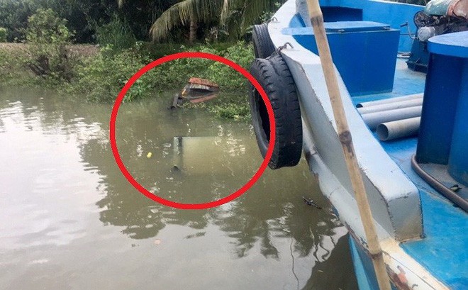 Sà lan đụng chìm 2 ghe, 1 người tử vong Hiện trường vụ TNGT đường thủy (dấu khoanh đỏ: một trong 2 ghe bị sà lan va vào làm chìm) - ảnh HÀ HUY