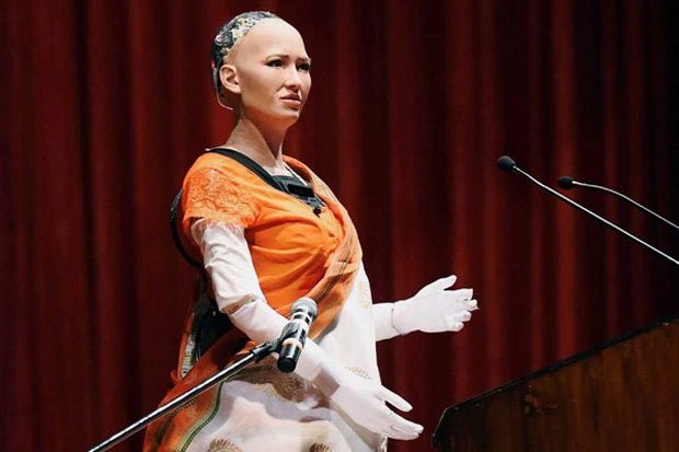 Được cầu hôn giữa hội nghị, nữ robot đáp trả đầy bất ngờ Sophia phát biểu tại một hội nghị công nghệ ở Ấn Độ.