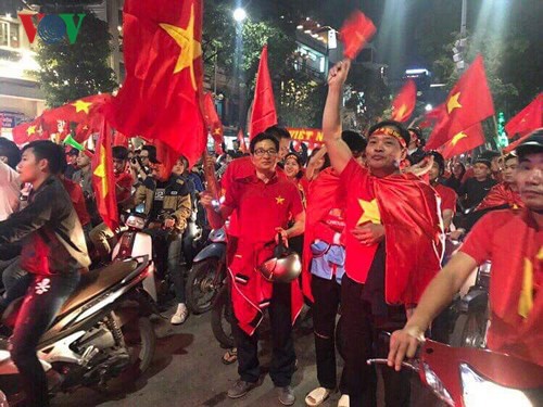 Phó thủ tướng Vũ Đức Đam ra đường mừng chiến thắng U23 Việt Nam Phó thủ tướng Vũ Đức Đam ra đường mừng chiến thắng U23 Việt Nam