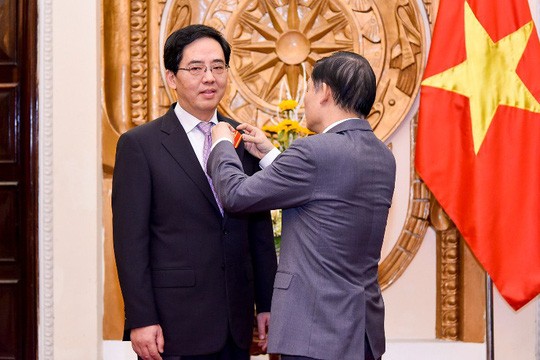 Trao Huân chương Hữu nghị cho Đại sứ Trung Quốc Hồng Tiểu Dũng Trao Huân chương Hữu nghị cho Đại sứ Trung Quốc Hồng Tiểu Dũng