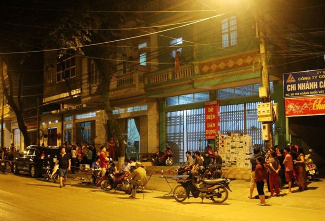 Lộ lí do nữ phó trưởng khoa sản bị chồng sát hại Người dân khu phố nhà bác sĩ H. bàng hoàng khi biết thông tin sự việc.
