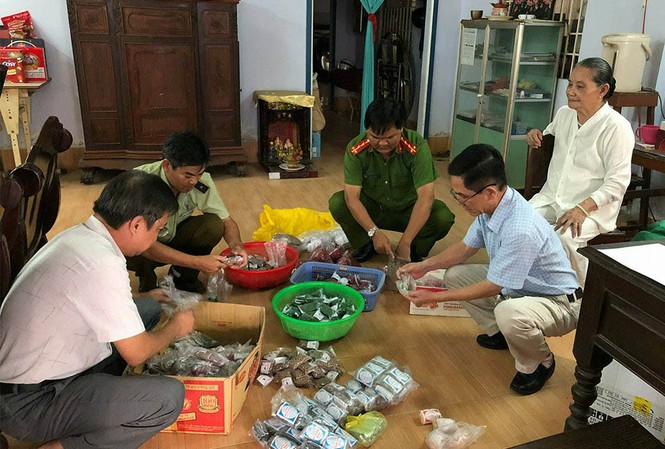 Hàng loạt người nguy kịch nghi uống 'thần dược' trị tiểu đường Lực lượng chức năng tịch thu 114.000 viên thuốc đông dược thành phẩm không rõ nguồn gốc tại nhà bà Xuyến.