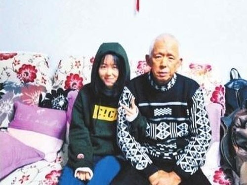 Cô bé muốn tăng cân ngày nào cũng cố ăn thịt mỡ để cứu cha Mặc cha phản đối, Chen vẫn quyết định hiến tủy cho ông. Ảnh: Chinanews.
