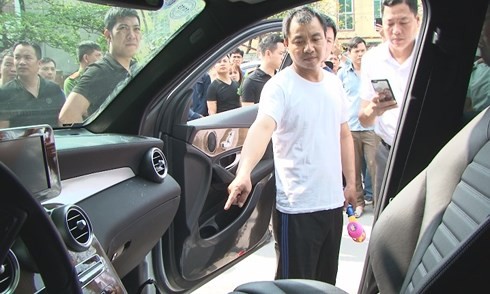'Quái kiệt' người Trung Quốc đập kính ô tô trộm hàng tỷ đồng Đối tượng Zeng Zhi Tao mô tả lại hành vi trộm cắp tài sản trên ô tô. Ảnh: Công an tỉnh Quảng Ninh.