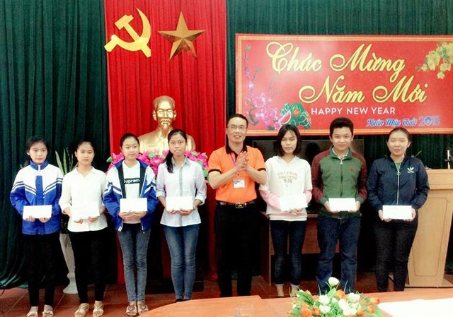 Xúc động bức thư thầy hiệu trưởng gửi học trò thi trượt Thầy Nguyễn Vương Linh tặng quà cho học sinh đạt thành tích cao trong học tập (ảnh FBNV)