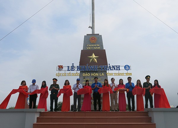 Khánh thành Cột cờ Tổ quốc đảo Hòn La Các đại biểu cắt băng khánh thành Cột cờ Tổ Quốc đảo Hòn La.