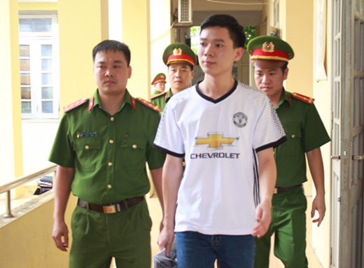 Lí do bác sĩ Hoàng Công Lương phải hầu toà vụ 8 người tử vong? Hoàng Công Lương (áo trắng), một trong 3 bị can bị truy tố. Ảnh: H.L.