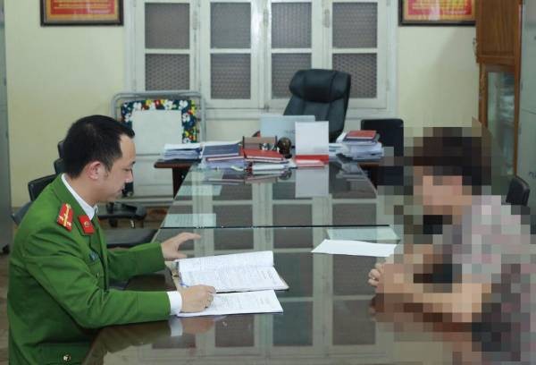 Tiết lộ bí mật về nam người mẫu trong đường dây bán dâm Adam Hòa Thượng úy Nguyễn Danh Đạt lấy lời khai nghi phạm.