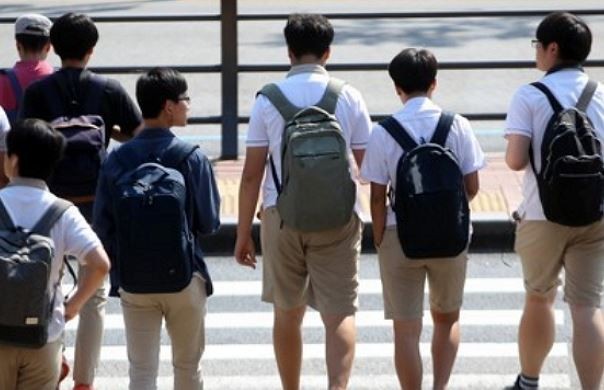 Phẫn nộ thầy giáo phạt học sinh chơi oẳn tù tì tát nhau Học sinh tỏ ra "ghét" môn giáo dục thể chất vì những hình phạt quái gở của giáo viên. (Ảnh: Koreaherald)