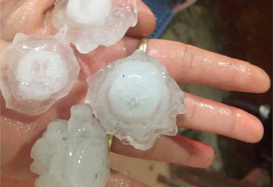 Mưa đá trút xuống Xuân Lộc, nhiều nhà dân hư hại Những hạt mưa đá rớt xuống ở khu vực huyện Xuân Lộc, tỉnh Đồng Nai