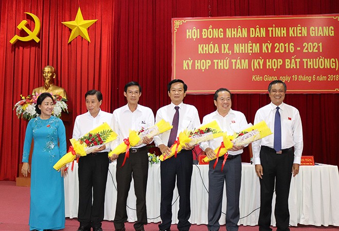 Ông Mai Văn Huỳnh làm Bí thư huyện ủy Phú Quốc Ông Mai Văn Huỳnh, thứ 2, bên phải