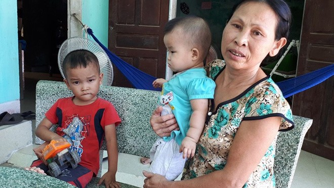 Bắt cả trẻ đang bú đóng tiền xây dựng nông thôn mới Hai cháu nhỏ của ông Lý phải đóng hơn chục loại phí, quỹ xây dựng nông thôn mới.