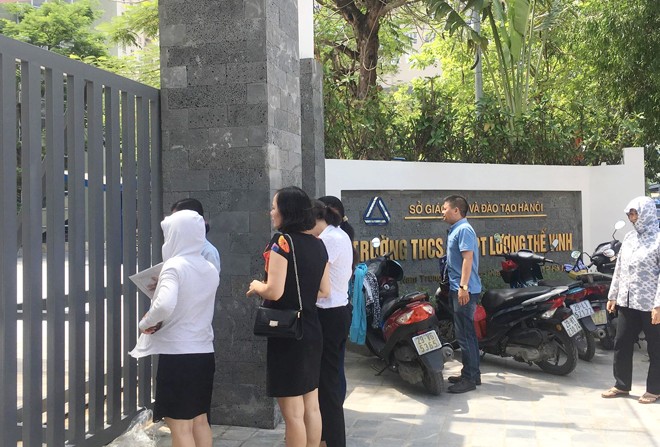 Nắng nung người, phụ huynh vật vã đi rút hồ sơ lấy lại tiền NHiều phụ huynh đội nắng đến trường THCS và THPT Lương Thế Vinh mong lấy lại được tiền