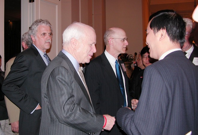 Xin bái biệt huyền thoại John McCain Thượng nghị sĩ John McCain và nhà báo Nguyễn Anh Tuấn. Ảnh Xuân Ba