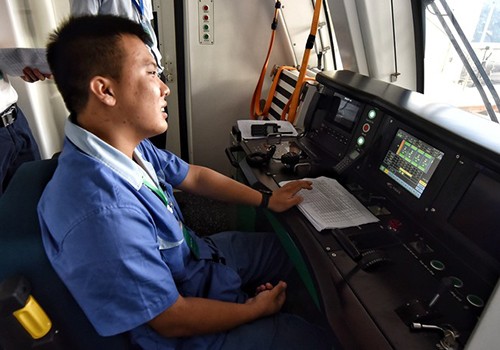Gần 700 người vận hành 13 km tàu Cát Linh - Hà Đông Giai đoạn chạy thử, lái tàu là người Trung Quốc sau đó sẽ được thay thế toàn bộ lái tàu Việt Nam. Ảnh: Giang Huy.