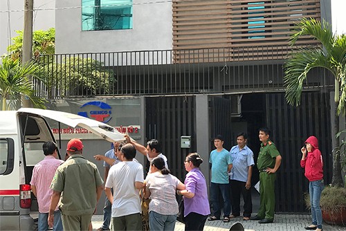 Phó tổng giám đốc Cienco 6 tử vong trong tư thế treo cổ tại cơ quan Thi thể nạn nhân được đưa từ văn phòng ra ngoài. Ảnh: Sơn Hoà.