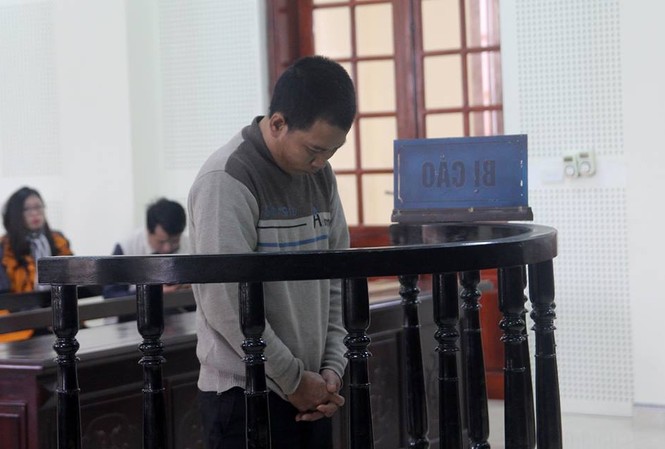 Vợ bắt quả tang chồng 'giở trò' với con gái 14 tuổi Bị cáo trước vành móng ngựa