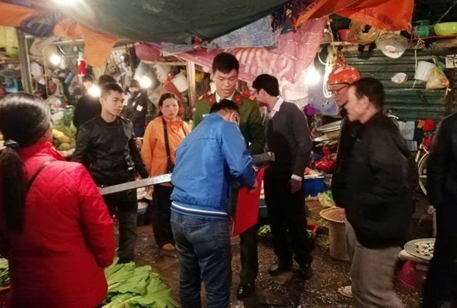 Ống sắt từ trên trời lao xuống uy hiếp hàng trăm người Ống sắt từ trên trời lao xuống uy hiếp hàng trăm người
