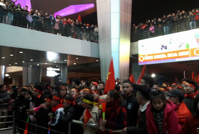 Hàng ngàn người dân Nghệ An chờ đón các tuyển thủ U23 Việt Nam Hàng ngàn người dân Nghệ An chờ đón các tuyển thủ U23 Việt Nam