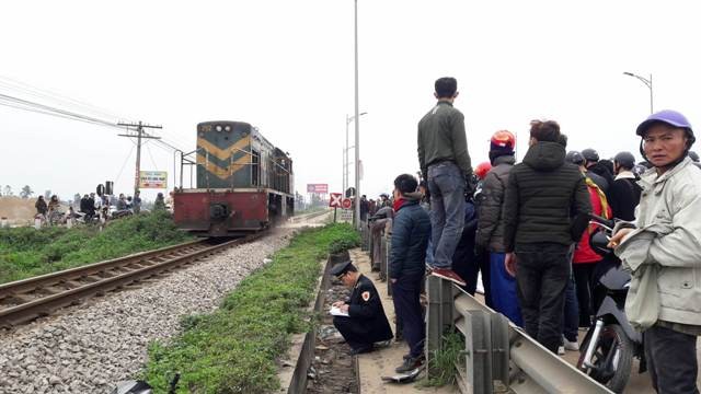 Tàu hỏa kéo lê xe máy 20m khiến 2 người thương vong Tàu hỏa kéo lê xe máy 20m khiến 2 người thương vong