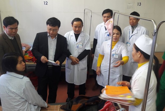 Quỹ Tầm Vóc Việt tặng quà người dân quê Bác Quỹ Tầm Vóc Việt tặng quà người dân quê Bác