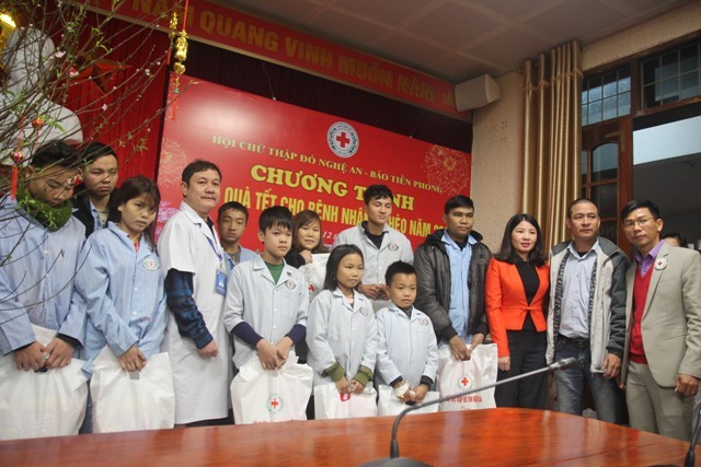 Tết ấm đến với bệnh nhân nghèo tại Nghệ An Tết ấm đến với bệnh nhân nghèo tại Nghệ An