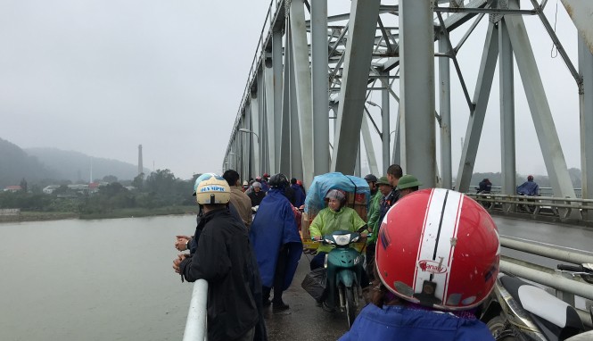 Người phụ nữ bỏ lại điện thoại và chai thuốc sâu rồi nhảy cầu tự vẫn Người phụ nữ bỏ lại điện thoại và chai thuốc sâu rồi nhảy cầu tự vẫn