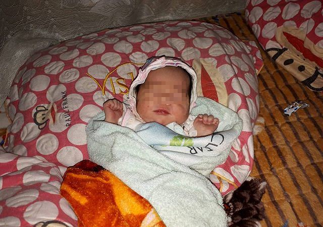 Phát hiện bé gái sơ sinh bị bỏ rơi bên vệ đường vào tinh mơ Phát hiện bé gái sơ sinh bị bỏ rơi bên vệ đường vào tinh mơ