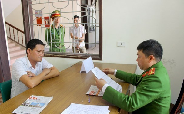 Khống chế đối tượng dùng tuýp sắt đe dọa công an Khống chế đối tượng dùng tuýp sắt đe dọa công an