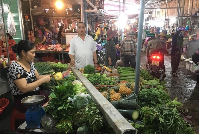 Thanh sắt 3,5m rơi xuống quầy, khách hàng hoảng loạn bỏ chạy Thanh sắt 3,5m rơi xuống quầy, khách hàng hoảng loạn bỏ chạy