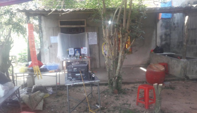 Anh trai kinh hoàng phát hiện em treo cổ tử vong trên cây khế Anh trai kinh hoàng phát hiện em treo cổ tử vong trên cây khế