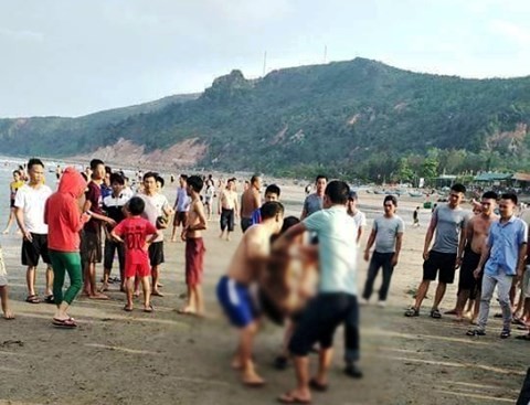 Chồng tử vong khi ra biển cứu vợ đang mang bầu bị sóng cuốn Chồng tử vong khi ra biển cứu vợ đang mang bầu bị sóng cuốn