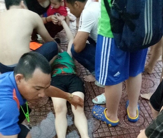 Một phụ nữ ngất xỉu tại bể bơi nghi do điện giật Một phụ nữ ngất xỉu tại bể bơi nghi do điện giật