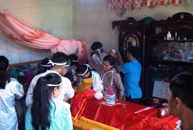 Chồng ngất lịm bên linh cữu vợ con Chồng ngất lịm bên linh cữu vợ con