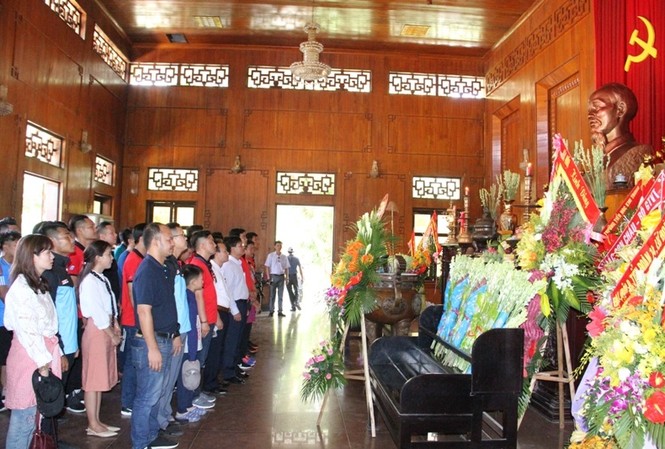 Hơn 300 nhà báo dâng hoa, dâng hương tại khu di tích Kim Liên Hơn 300 nhà báo dâng hoa, dâng hương tại khu di tích Kim Liên