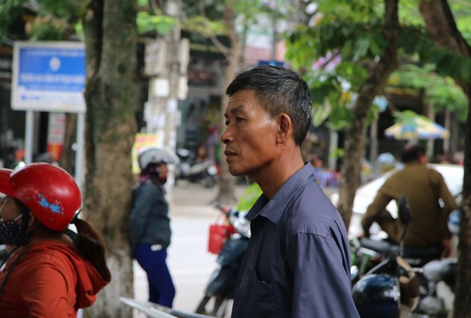 Thí sinh làm bài lo một, phụ huynh chờ đợi lo mười Thí sinh làm bài lo một, phụ huynh chờ đợi lo mười