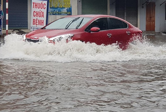TP Vinh: Mưa lớn kéo dài, phố bỗng hóa thành 'sông' TP Vinh: Mưa lớn kéo dài, phố bỗng hóa thành 'sông'